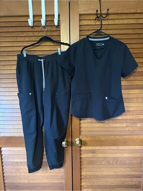 Fabletics Black Scrub Top & Jogger Set - sz L top, sz XL bottom